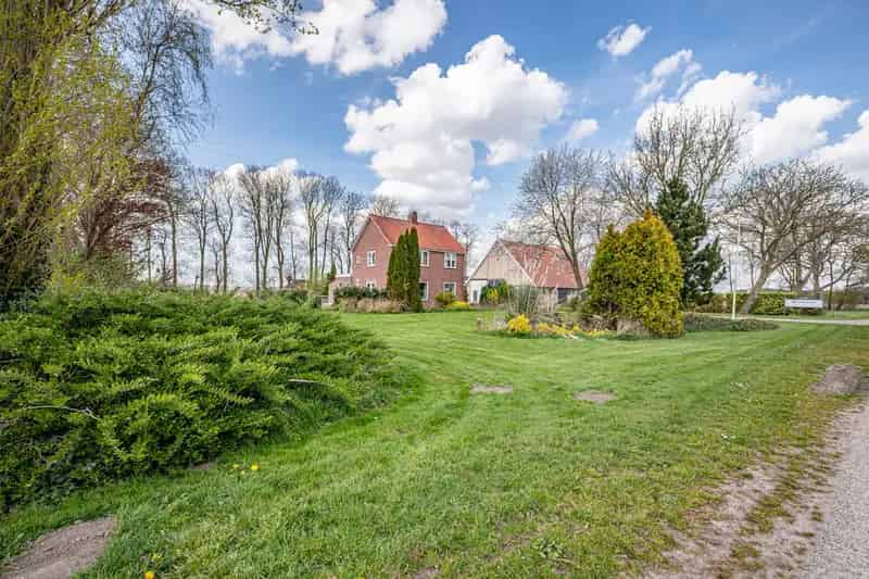Boerderij Luttelgeest: Ruime woning, schuren & erf (7465m2)