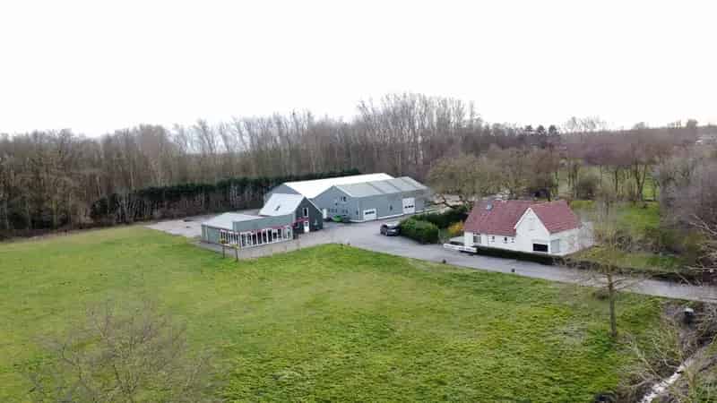 Bedrijfslocatie met woning te Sint Kruis 1285m²
