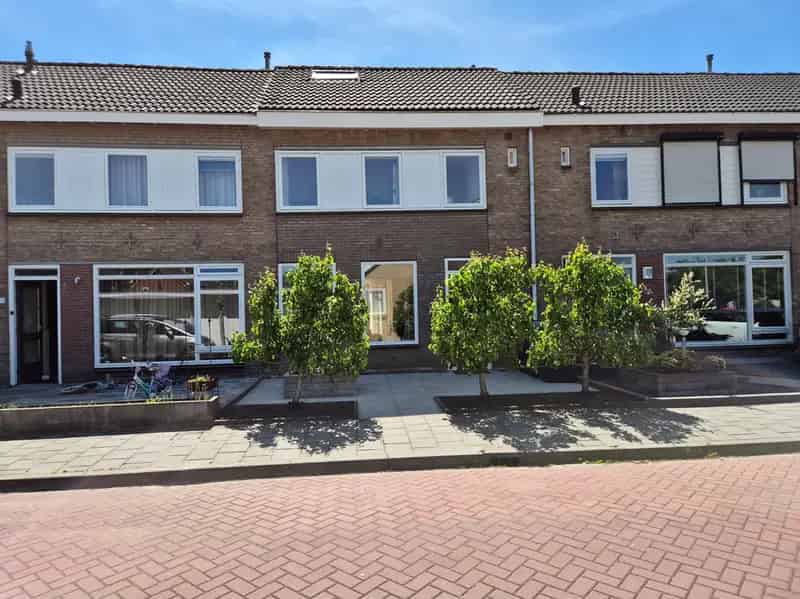 Geheel gemoderniseerde tussenwoning met 3 slaapkamers