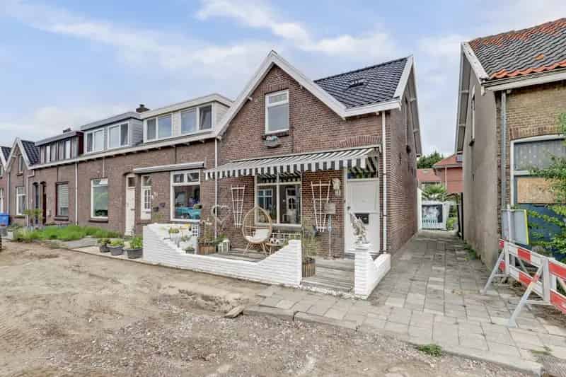 Huis te koop Pernis: Charmante hoekwoning met diepe tuin