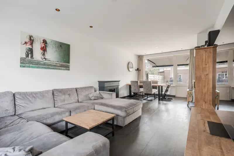 Moderne Eengezinswoning 4 Slaapkamers Nabij Centrum