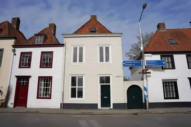 Half Vrijstaande Woning Sluis 4 Slaapkamers Ruime Tuin Te Renoveren