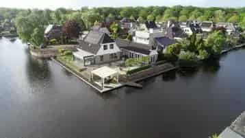 Luxe Vrijstaande Woning Aan Het Water Met Zwembad