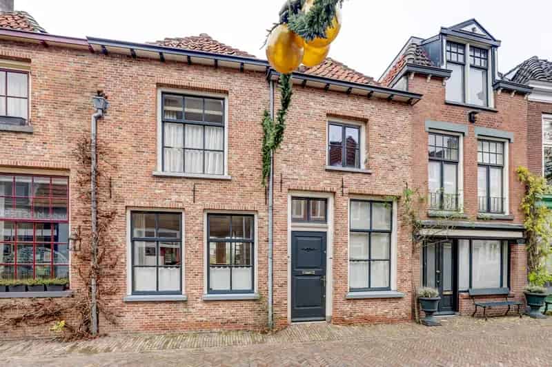 Huis te koop Deventer Walstraat 91: Klassiek Pand met Diepe Tuin