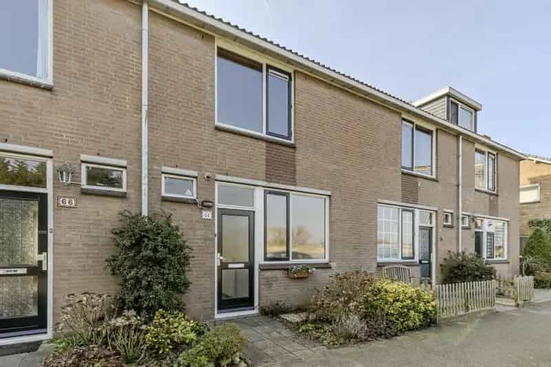 Ruime Tussenwoning Weesp  Uitzicht Vecht Te Moderniseren