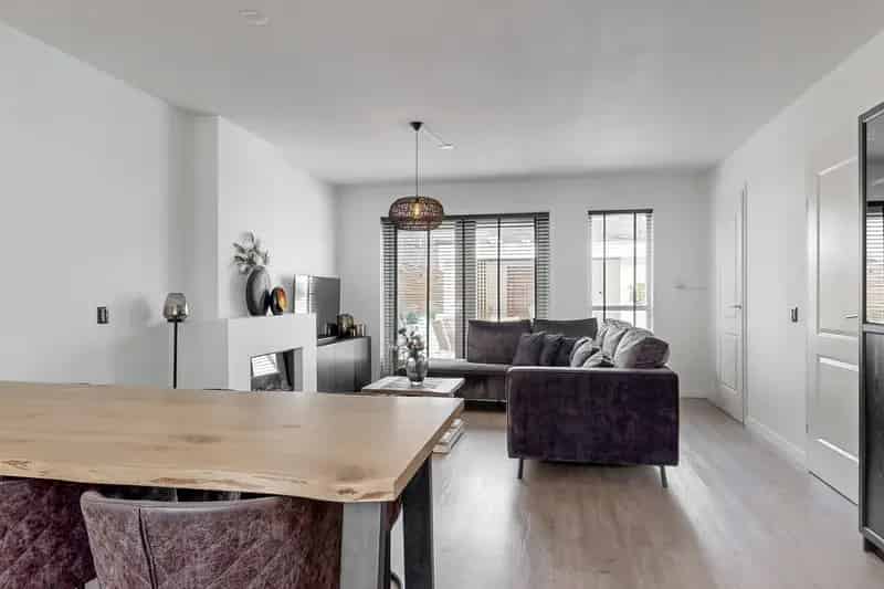Hoekwoning Emmeloord: 4 slaapkamers, 2 keukens, moderne badkamer