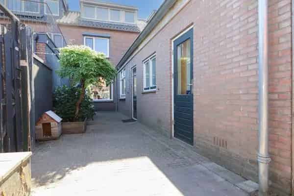 Ruime gezinswoning met XL veranda en zonnige tuin