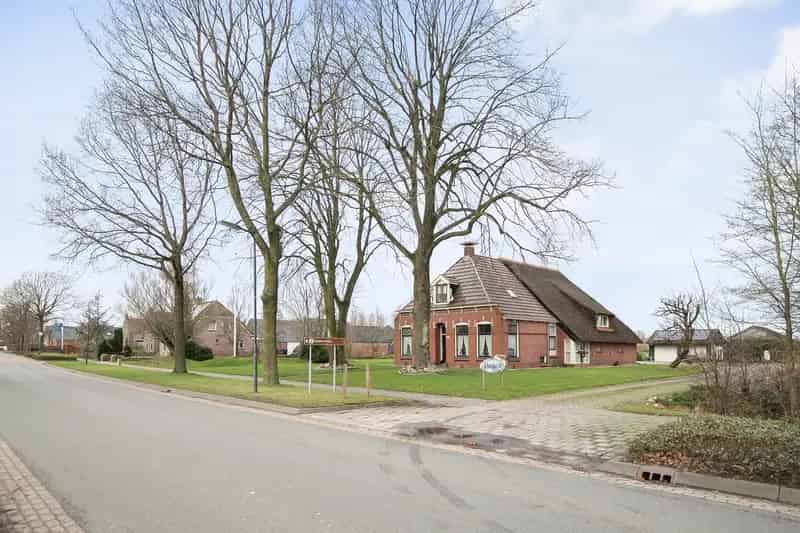 Vrijstaand woonhuis met visvijvers te koop Kollumersweach