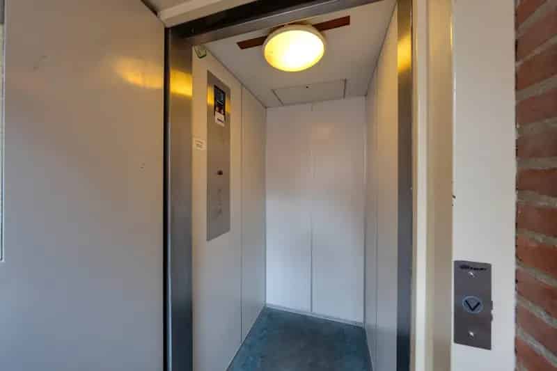 Jordaan Appartement te Koop: Ruim 2 Slaapkamers Lift Eigen Grond