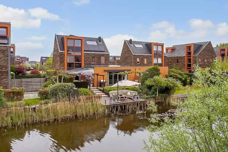 Huis te koop Paros Hoofddorp: Ruim Familiehuis met Tuin aan het Water
