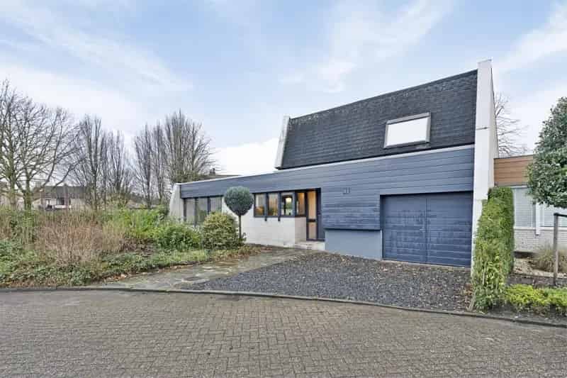 Ruime Semi-bungalow Oudenbosch: Gelijkvloers Wonen, 4 slaapkamers, Garage
