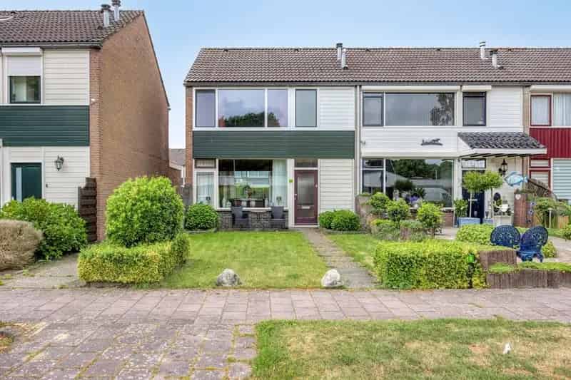 Hoekwoning te koop: Hal, toilet, woonkamer, keuken, slaapkamers en zolder