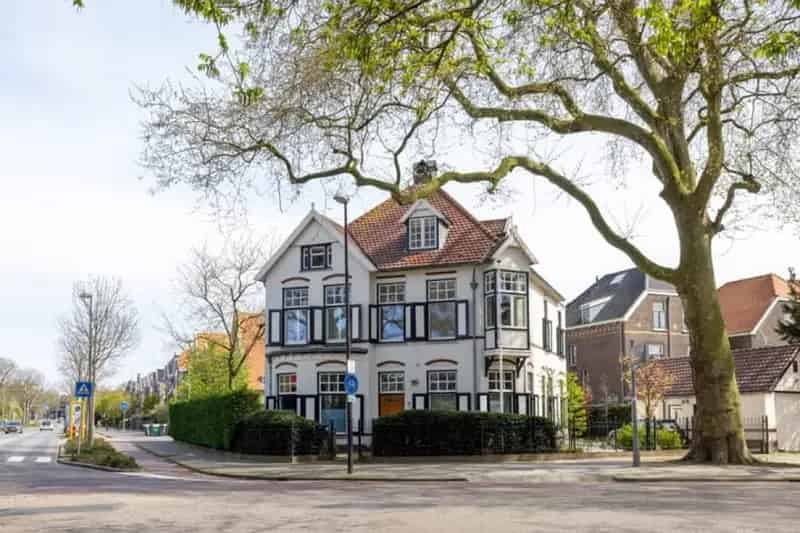 Huis te koop Vlaardingen - Historische Villa met 4 slaapkamers en grote tuin