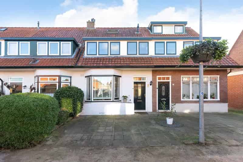 Huis te koop Hilversum: 4 slaapkamers, uitgebouwde woning, ruime tuin