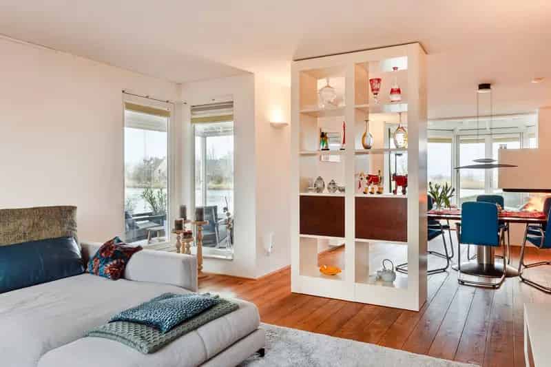 Vrijstaande villa te koop Lage Zwaluwe - Ruime woning aan het water