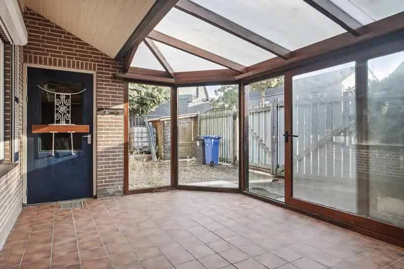 Vrijstaande Bungalow Koewacht: Gelijkvloers Wonen met Serre en Garage