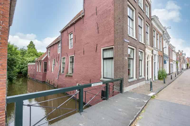 Monumentaal Grachtenpand Bolsward 6 Slaapkamers 2 Garages