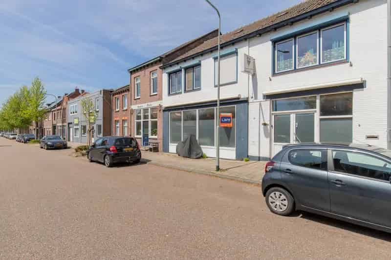 Ruime woning met 5 slaapkamers in Susteren - veel potentie!