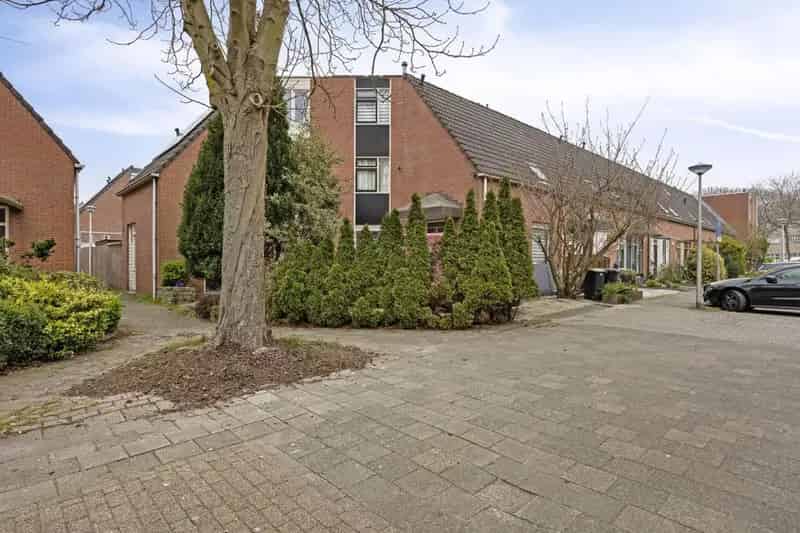 Ruime 4 Kamer Eengezinswoning Met Parkeerplaats En Tuin