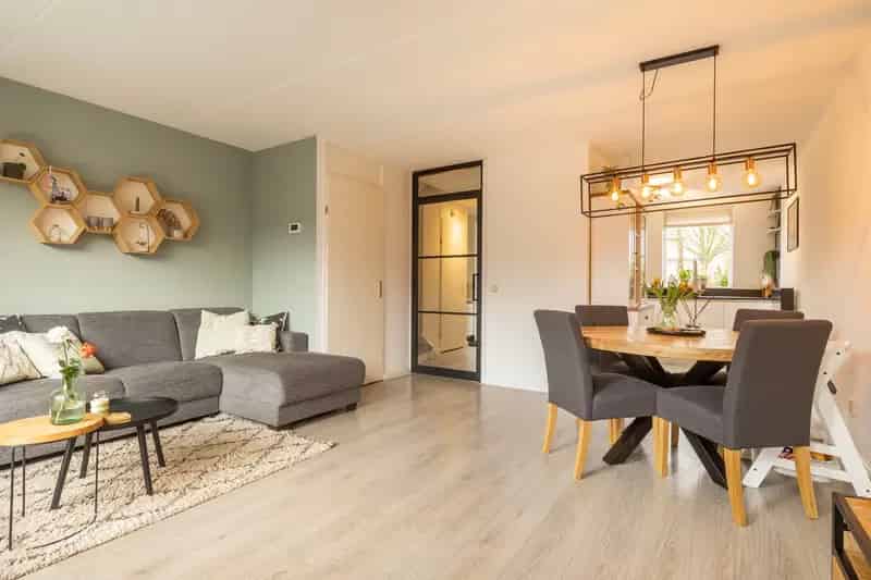 Tussenwoning Bennekom 4 slaapkamers moderne keuken 8 zonnepanelen