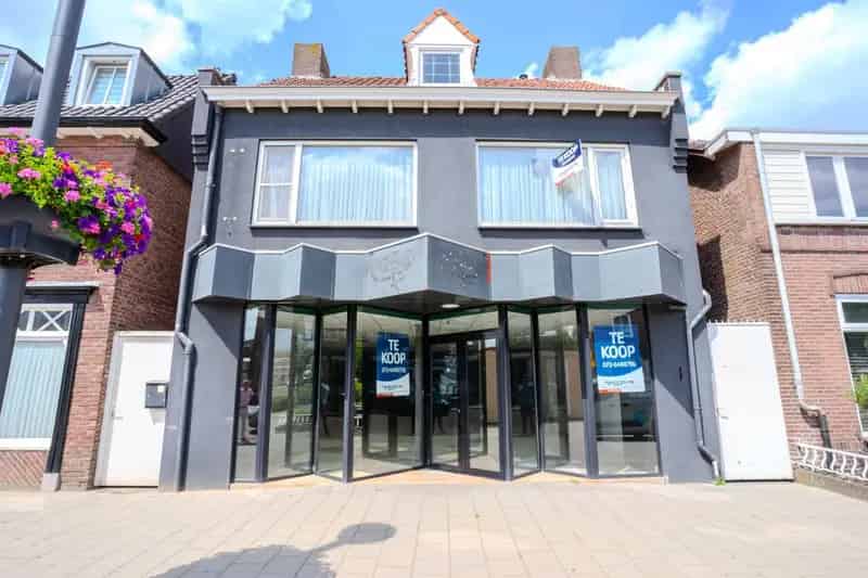 Winkel te koop Best Oirschotseweg: 250m² winkelruimte + bovenwoning