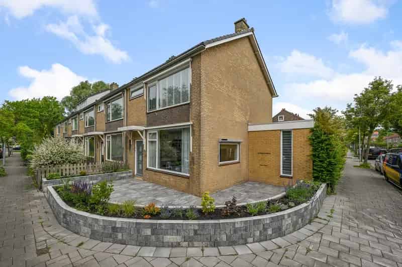 Hoekwoning Krommenie 4 slaapkamers garage tuin zonnepanelen