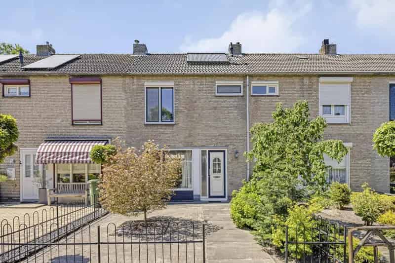 Tussenwoning Helmond Noord Grote Overkapping Zonnepanelen