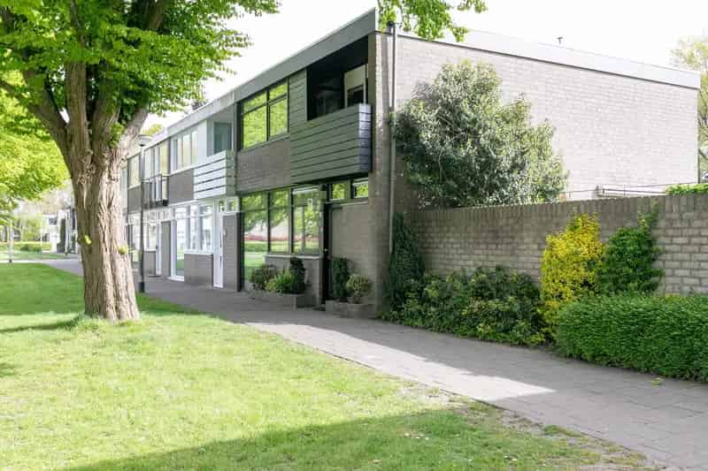 Ruime gezinswoning Tilburg 3 slaapkamers grote tuin 2 bijgebouwen