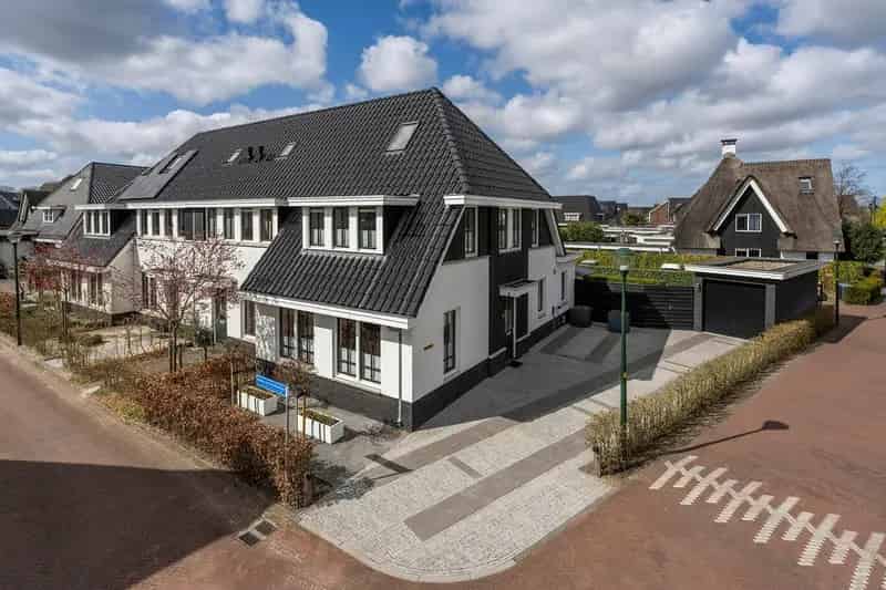 Moderne Hoekwoning te Koop Blaricum 3 Slaapkamers Garage Tuin