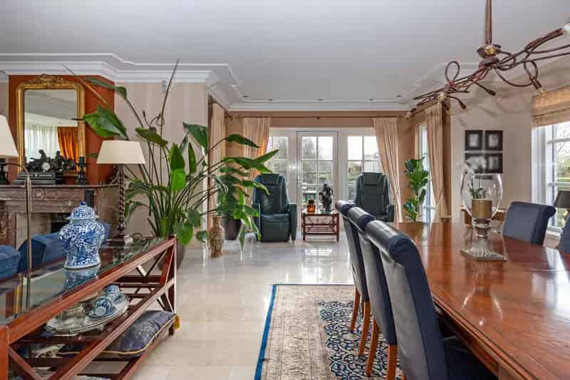 Duurzaam Landhuis met Grote Tuin en Kas te Koop
