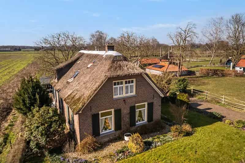Rietgedekte woonboerderij met 6 slaapkamers en bijgebouwen