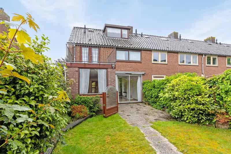 Huis te koop Abcoude: Ruime hoekwoning met garage en tuin
