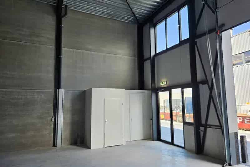 Bedrijfsunit te Huur Halsteren 181m2 Moderne Ruimte A4 A58