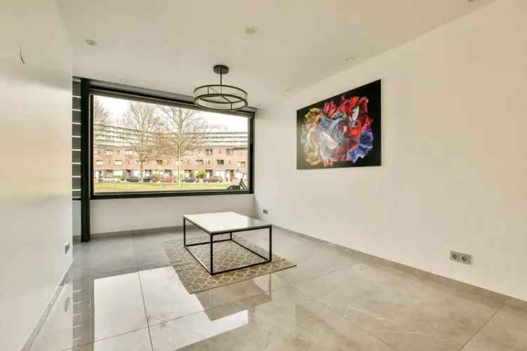 Amsterdam Zuidoost: Ruime Eengezinswoning 4 slaapkamers Garage Dakterras
