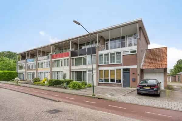 Ruime 4 Slaapkamers Tussenwoning Nabij Centrum Bladel
