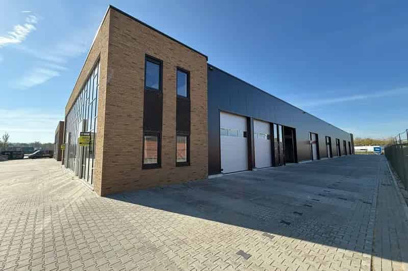 Bedrijfshal Enschede te huur: Moderne unit met luxe kantoor