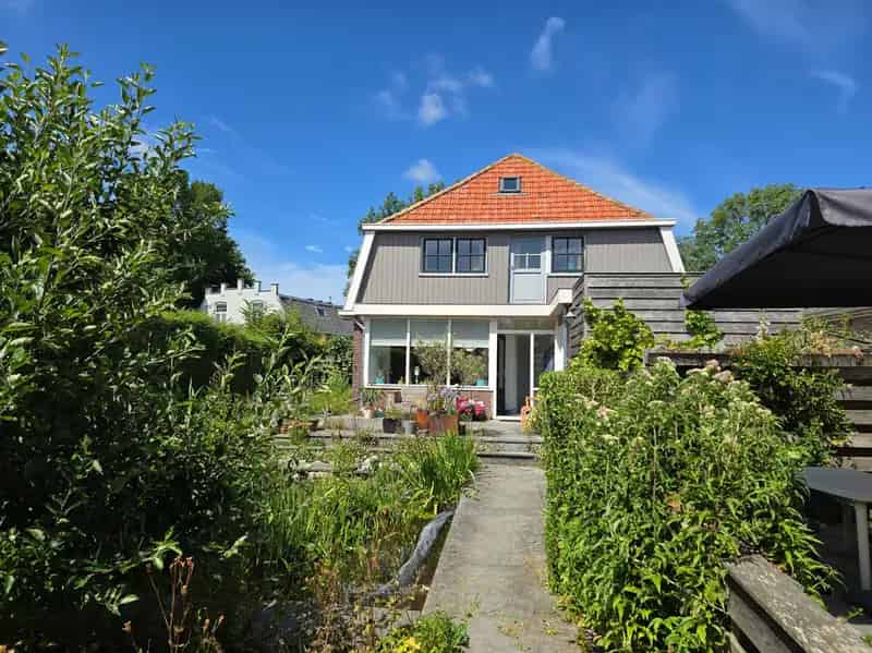 TE KOOP Ruime gezinswoning Midsland met 2 extra woningen