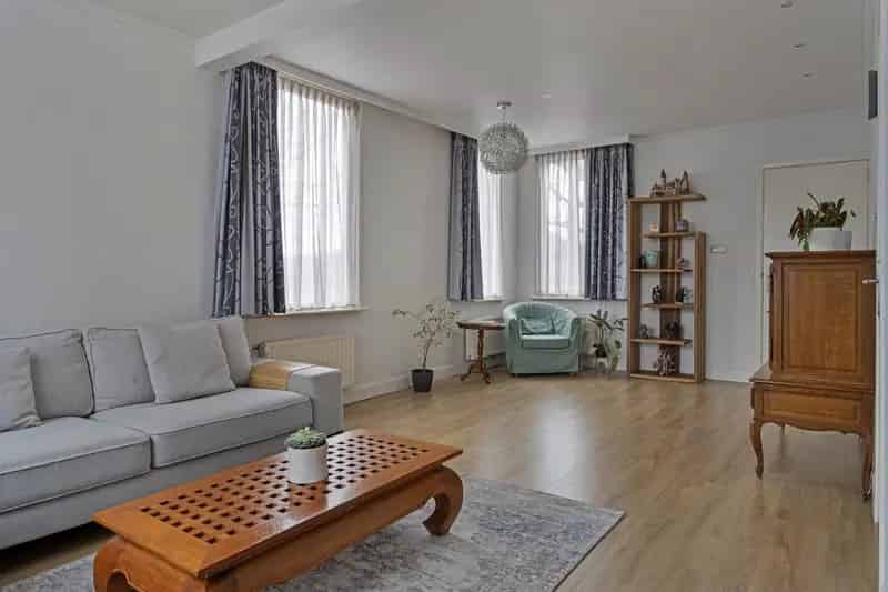 Ruime Vrijstaande Woning met 4 Slaapkamers te Koop