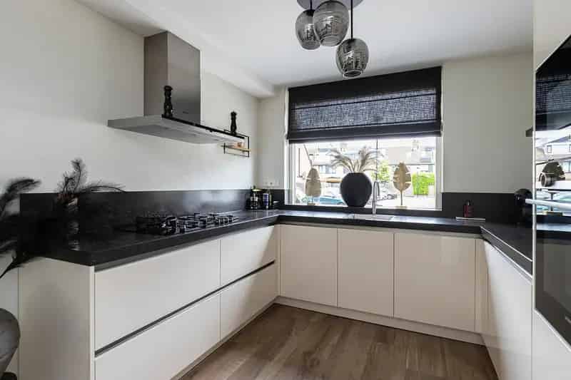 Instapklare Hoekwoning Alblasserdam 3 slaapkamers Garage Tuin Zonnepanelen