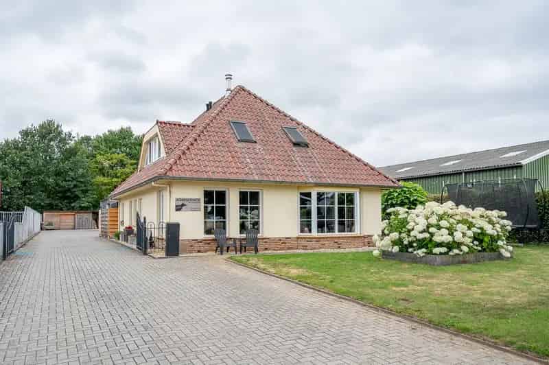Bedrijfshal Baak te koop: Wonen en werken gecombineerd
