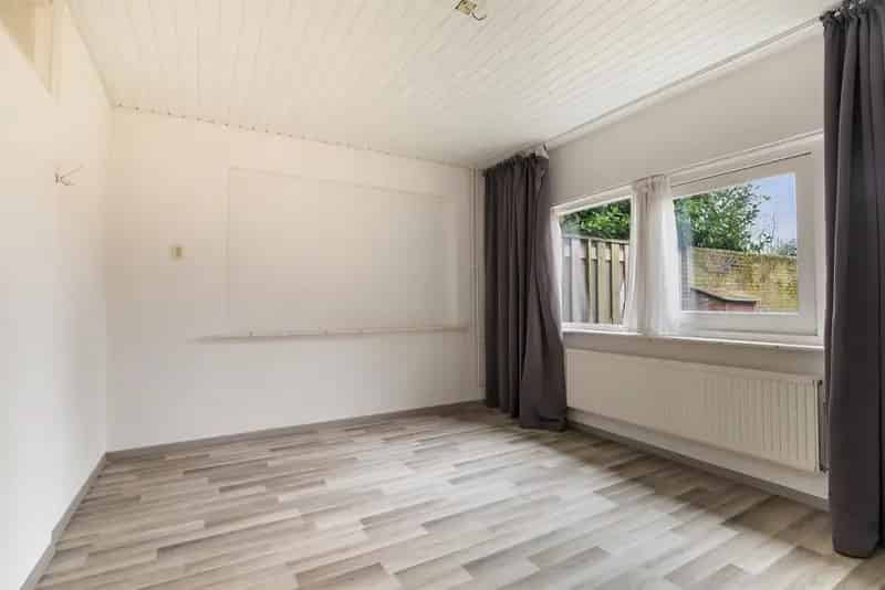 Te Koop Beek en Donk Ruime woning met bijgebouwen en grote tuin