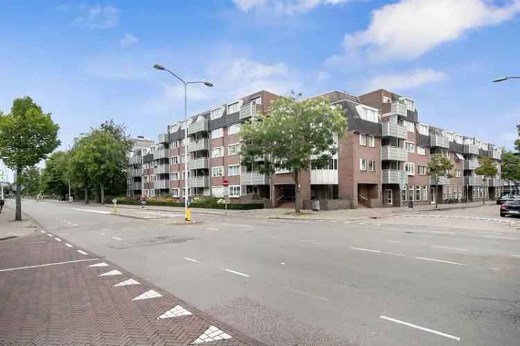 **Stijlvol 3-Kamer Appartement in het Hart van Ein