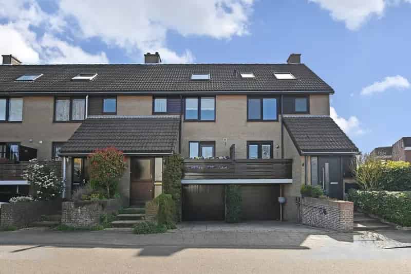 Huis te koop Zoetermeer Ruime 4 kamer woning met garage en tuin