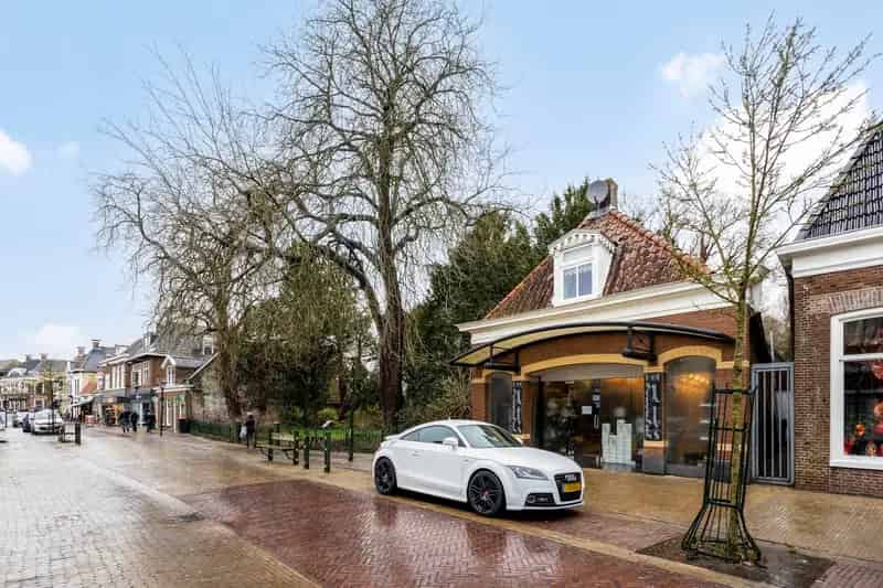 Winkelpand met bovenwoning te Kollum