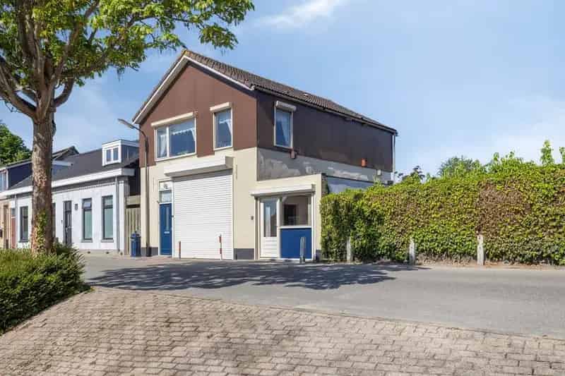 Ruime Dijkwoning met Bedrijfsruimte te Herkingen