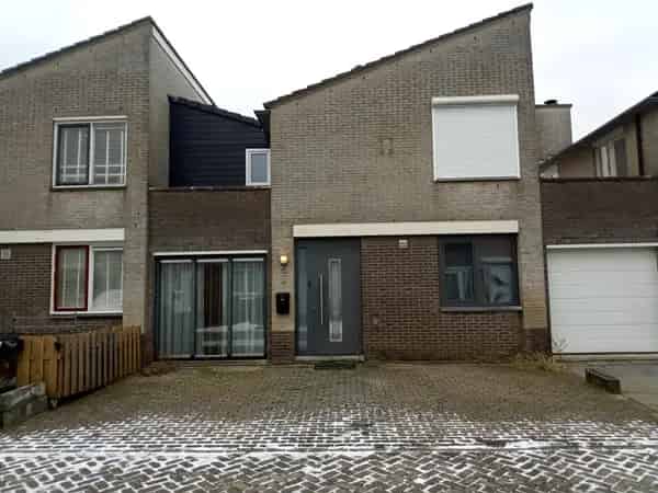 Te Huur: Ruime 5 Slaapkamers Tweekapper 130m2 Almere Buiten