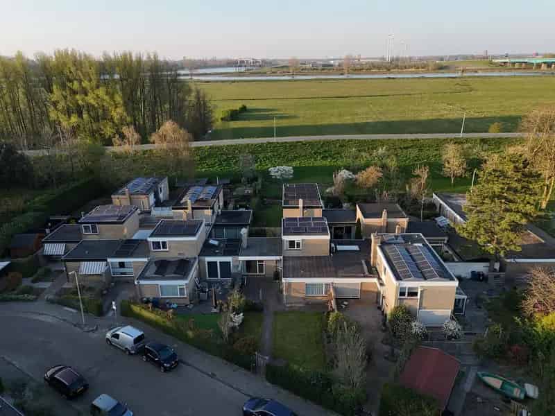 Semi-bungalow Vianen: Ruime woning met garage en gelijkvloerse slaapkamer