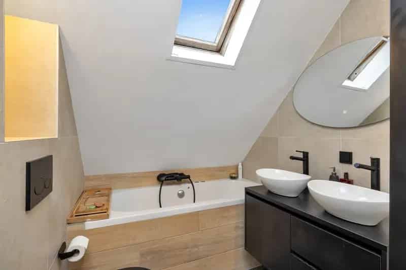 Huis te koop Hoogvliet: Moderne eengezinswoning met 4 slaapkamers en zonnige tuin