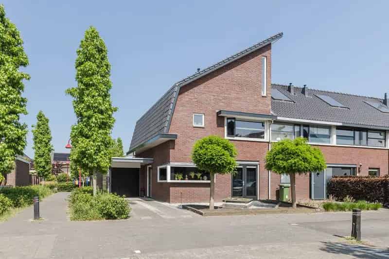 Huis te koop Barneveld: Luxe Hoekwoning met Garage