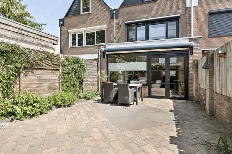 Instapklare gezinswoning met moderne keuken en badkamer